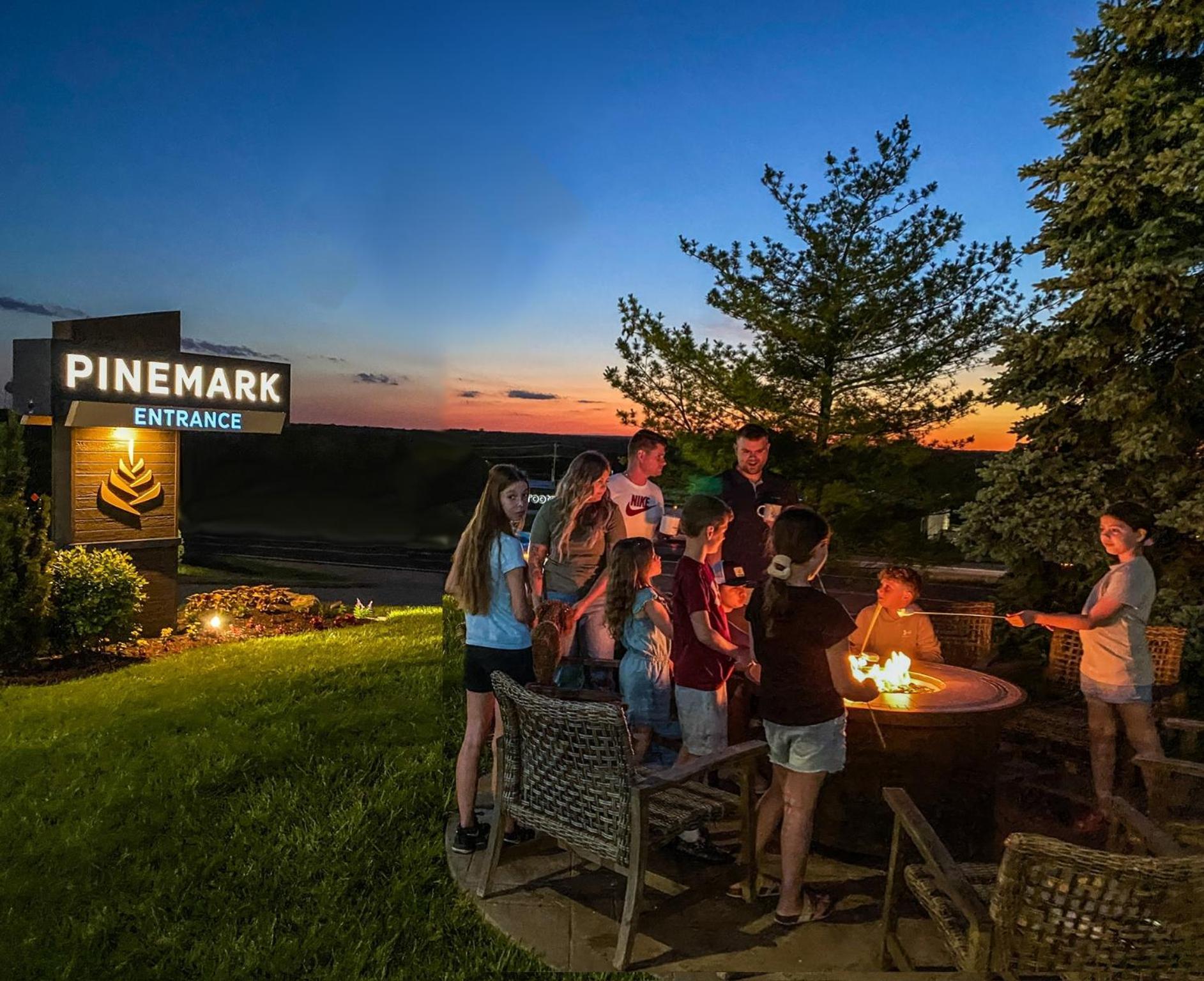 Pinemark Inn Suites Events Saint Clair Екстериор снимка