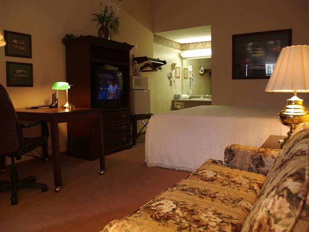 Pinemark Inn Suites Events Saint Clair Екстериор снимка
