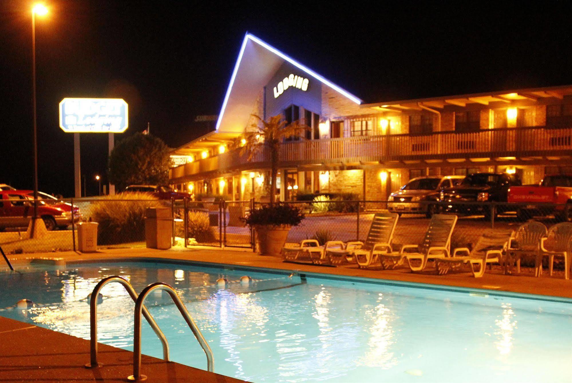 Pinemark Inn Suites Events Saint Clair Екстериор снимка