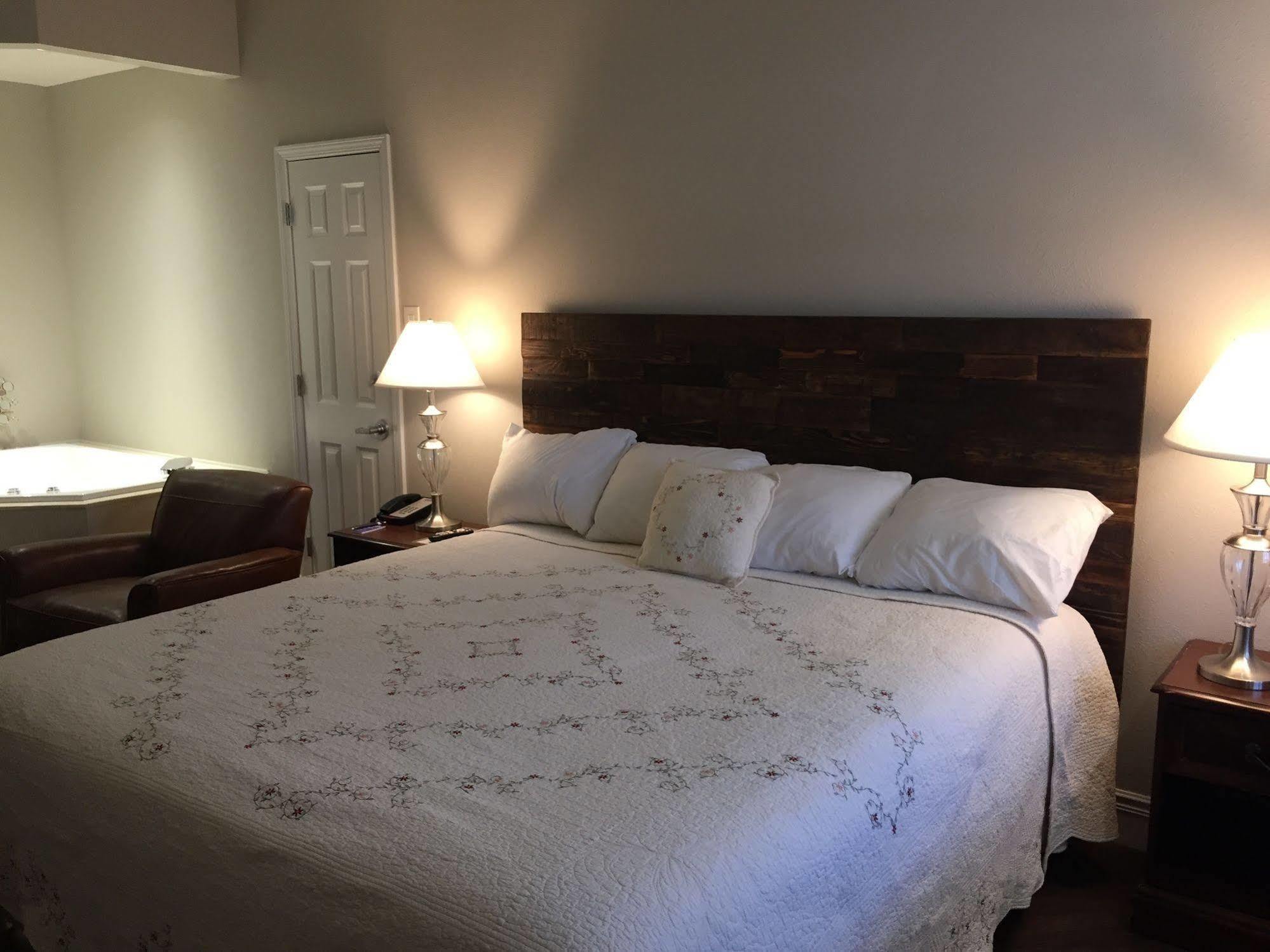 Pinemark Inn Suites Events Saint Clair Екстериор снимка